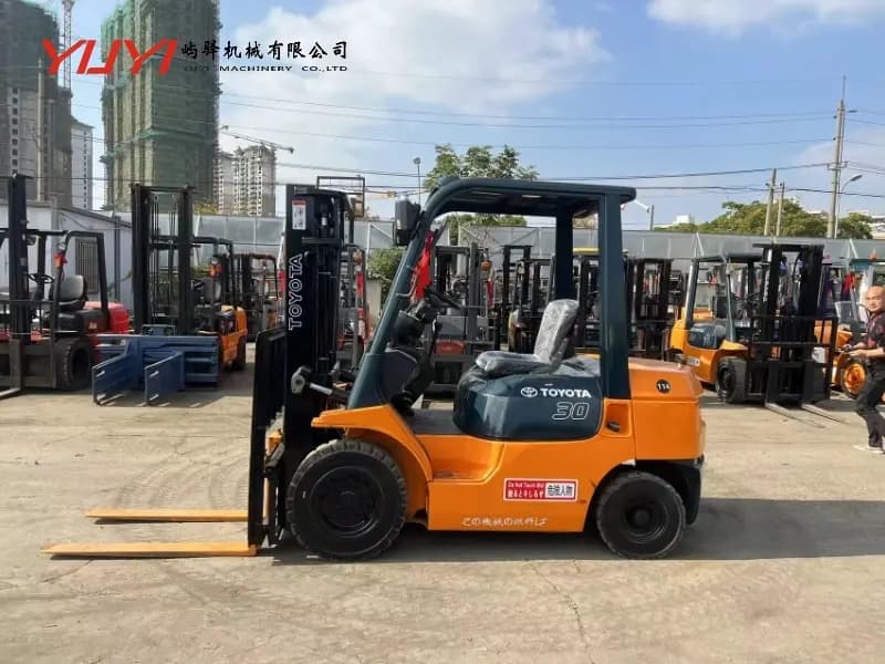 Origin Japan Secondhand Toyota Fd30 Forklift Used Diesel Engine 3t Forklift with 3 Mast and Sideshift