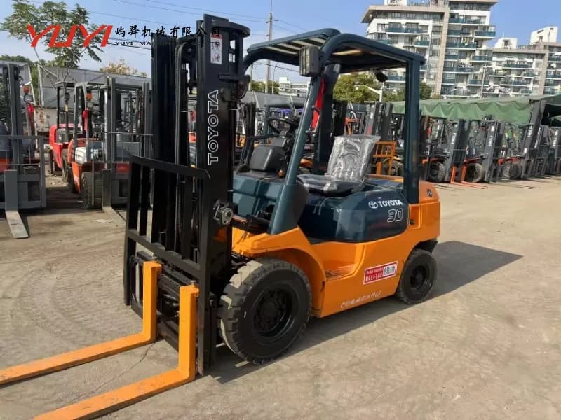 Origin Japan Secondhand Toyota Fd30 Forklift Used Diesel Engine 3t Forklift with 3 Mast and Sideshift