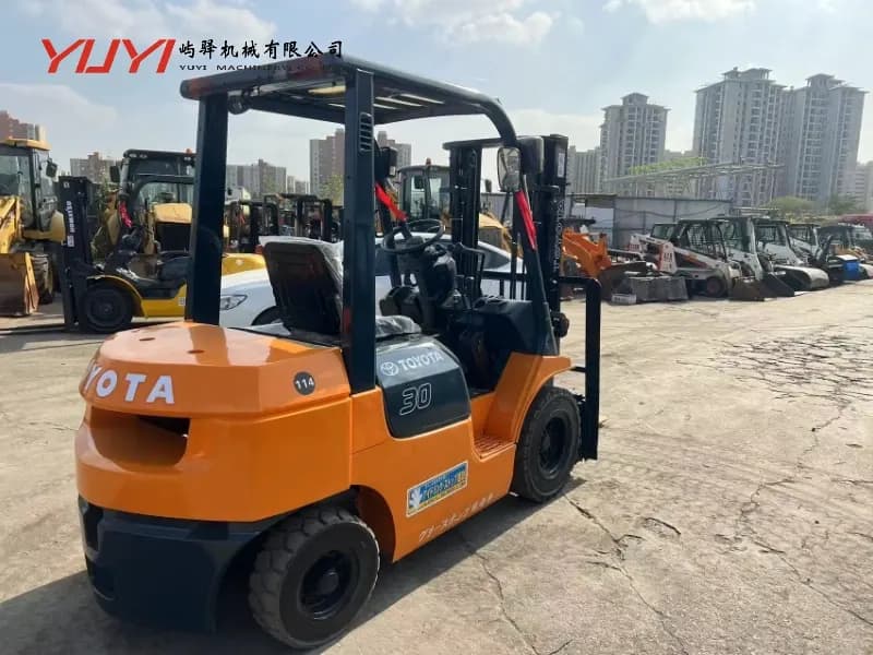 Origin Japan Secondhand Toyota Fd30 Forklift Used Diesel Engine 3t Forklift with 3 Mast and Sideshift