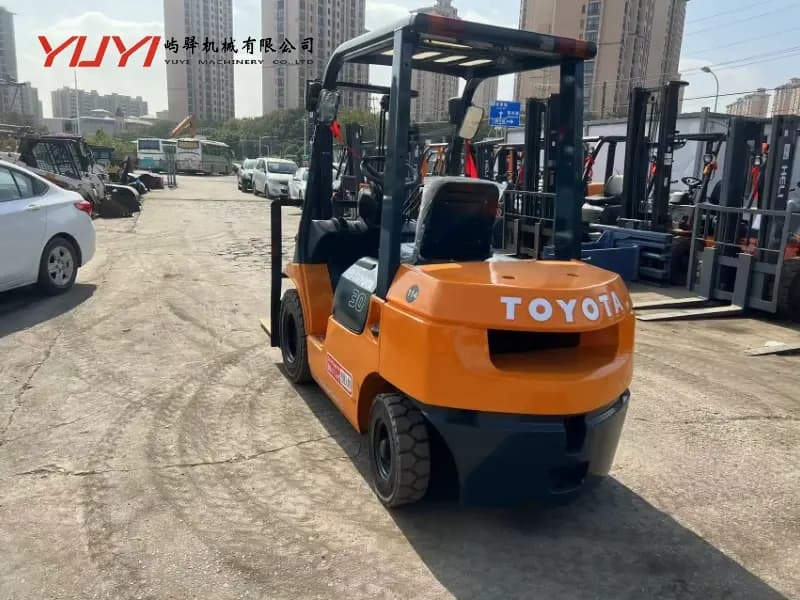 Origin Japan Secondhand Toyota Fd30 Forklift Used Diesel Engine 3t Forklift with 3 Mast and Sideshift