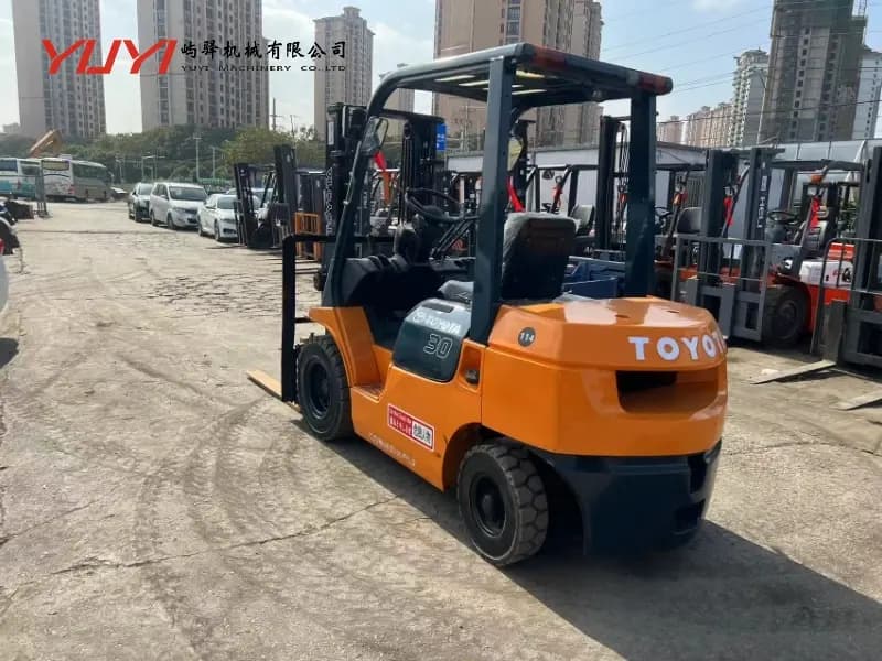 Origin Japan Secondhand Toyota Fd30 Forklift Used Diesel Engine 3t Forklift with 3 Mast and Sideshift