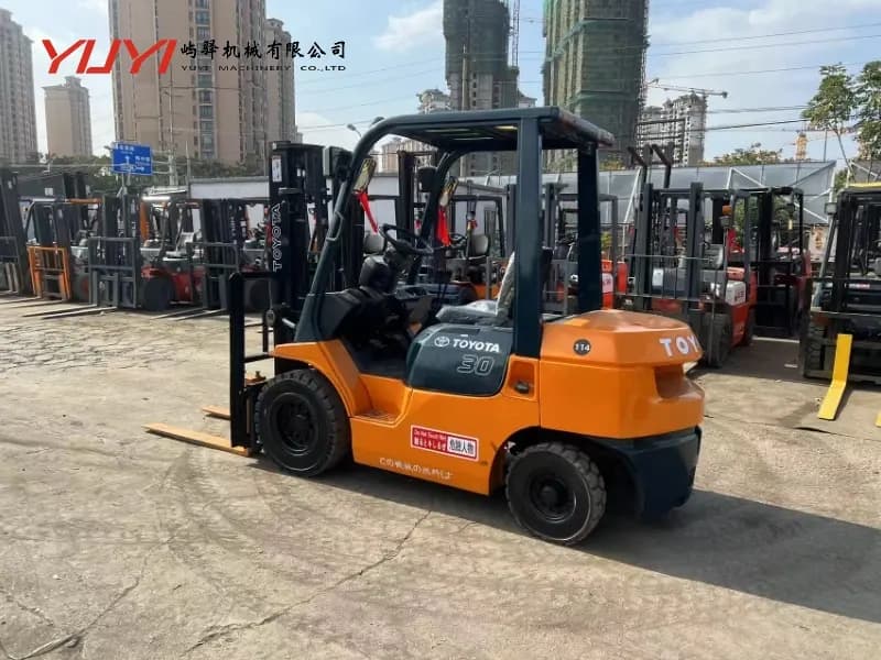 Origin Japan Secondhand Toyota Fd30 Forklift Used Diesel Engine 3t Forklift with 3 Mast and Sideshift