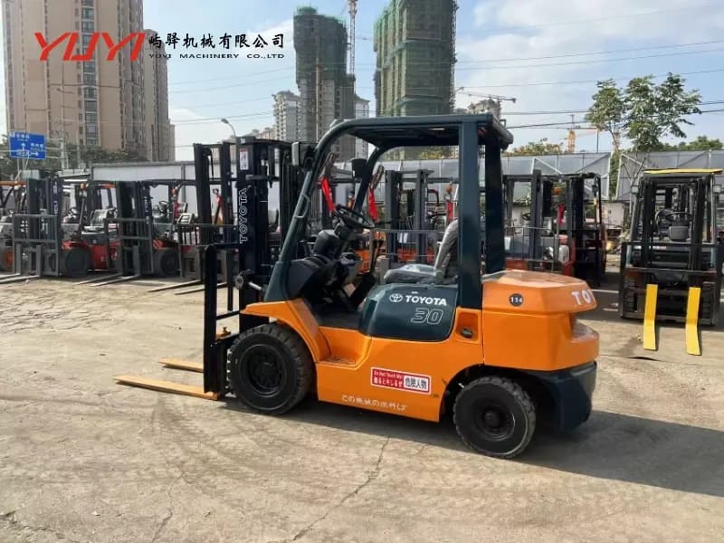 Origin Japan Secondhand Toyota Fd30 Forklift Used Diesel Engine 3t Forklift with 3 Mast and Sideshift